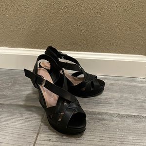 Cathy Jean black wedges